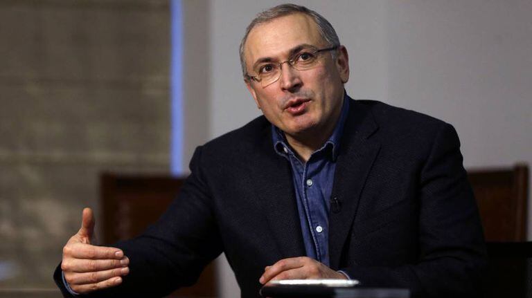 Mikhail Khodorkovski durante uma entrevista em Londres em 15 de fevereiro