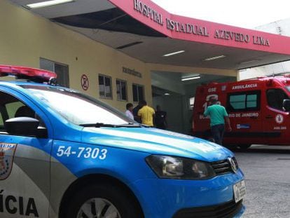 Carro de pol&iacute;cia na frente do hospital Azevedo Lima.