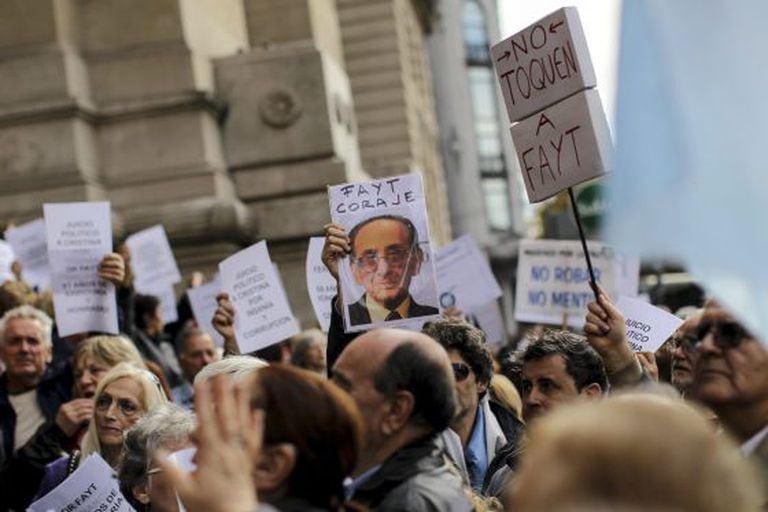 Manifestantes a favor do juiz Carlos Fayt.