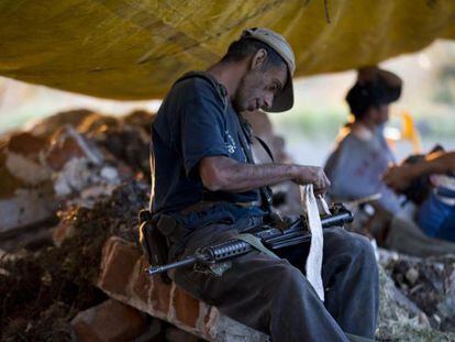 Um membro das milícias civis de Michoacán com a sua arma.