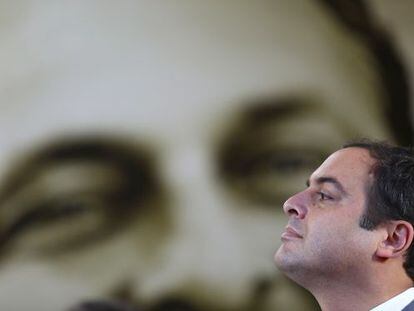 Paulo C&acirc;mara com a imagem de Eduardo Campos ao fundo, no evento que lembrou os 50 anos do nascimento dele. 
