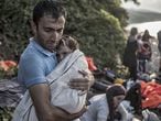 Un hombre abraza y seca a su hijo momentos después de desembarcar en la costa norte de la isla Lesbos tras cruzar el Mar Egeo en un una barca de plástico. Datos de Acnur revelan que el 86% de los refugiados en el mundo está siendo acogido por países en desarrollo.