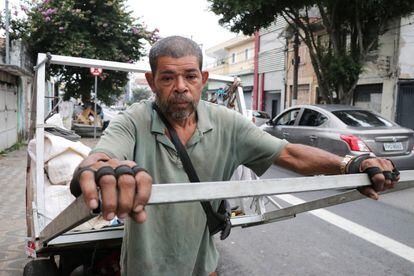 José de Souza e sua carroça: menos gente na rua é menos lixo reciclável e menos dinheiro.