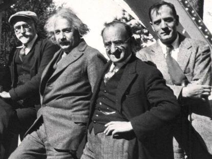 Ferdinand Ellerman, Albert Einstein, Walther Mayer e Edwin Hubble em observatório astronômico