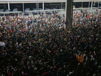 Manifestantes protestam contra condenação de líderes separatistas catalães, e bloqueiam acesso do aeroporto de Barcelona.