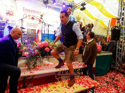 O líder do FPÖ, Heinz-Christian Strache, com um traje típico, em 1º. de maio.