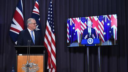 O primeiro-ministro australiano, Scott Morrison, assiste ao pronunciamento de Joe Biden durante o anúncio da aliança. Em vídeo, parte do discurso do presidente dos EUA.