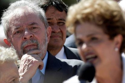 Lula escuta sua sucessora Dilma Rousseff, em maio de 2016.