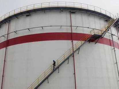 Tanque de petróleo em uma refinaria de Wuhan (Chinesa).