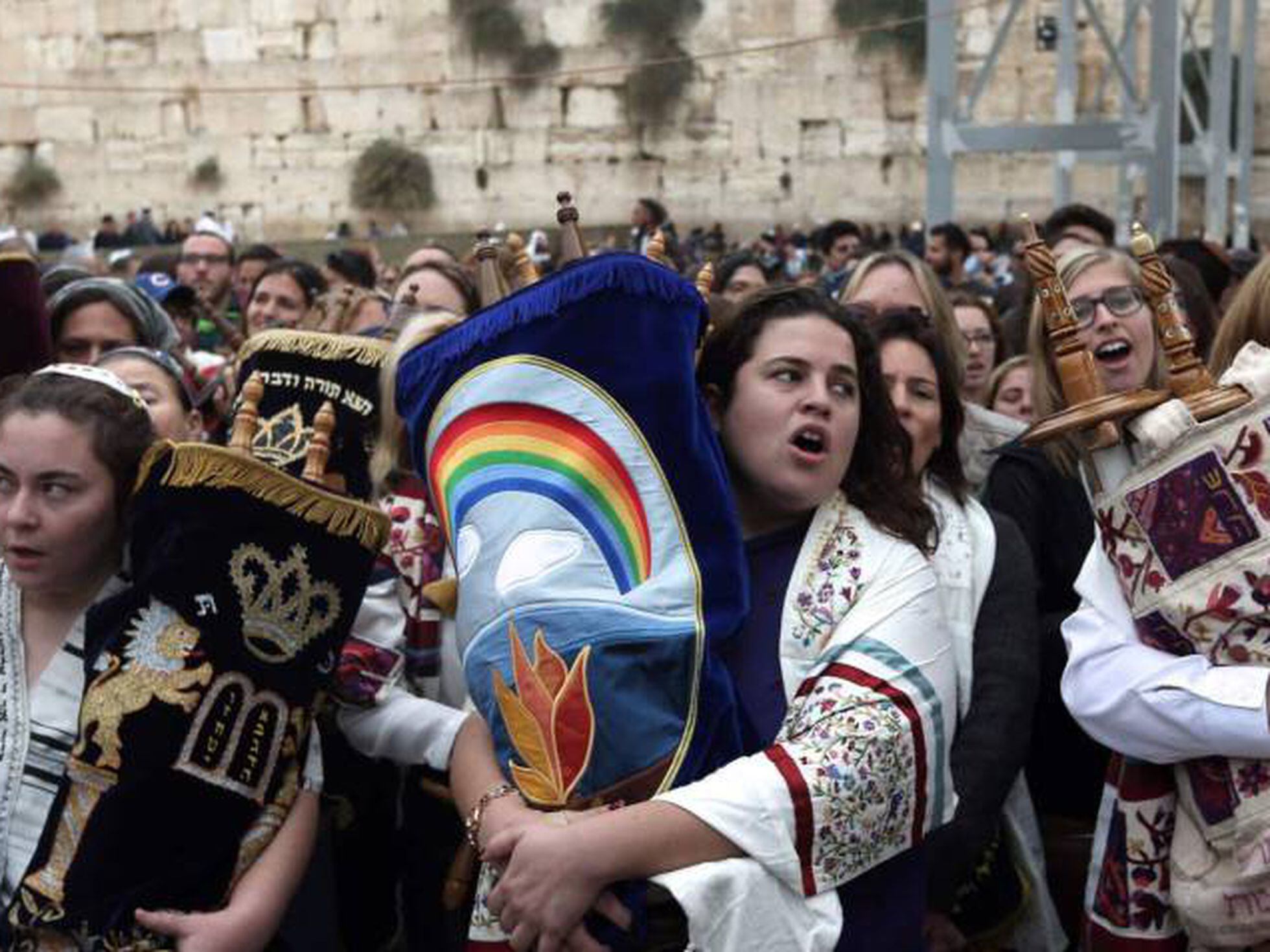 Jerusalém israel 25 de abril o homem judeu reza o muro é o lugar