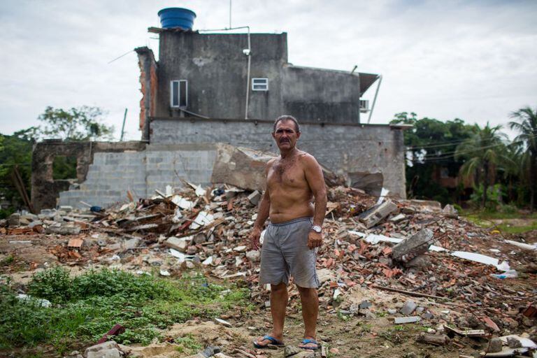 Francisco Marinho em frente à casa onde vive na Vila Autódromo.