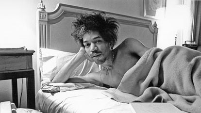 Jimi Hendrix posa na cama de um quarto do hotel Drake, em Nova York, em 1968.