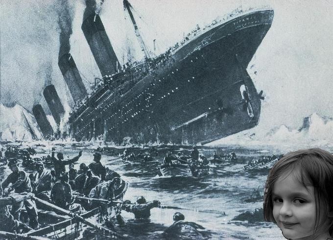 ‘Disaster Girl’ em frente ao Titanic.