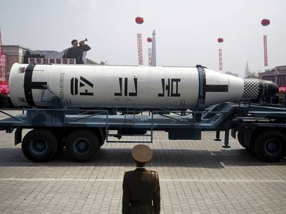 Míssil submarino norte-coreano apresentado no desfile militar de sábado.