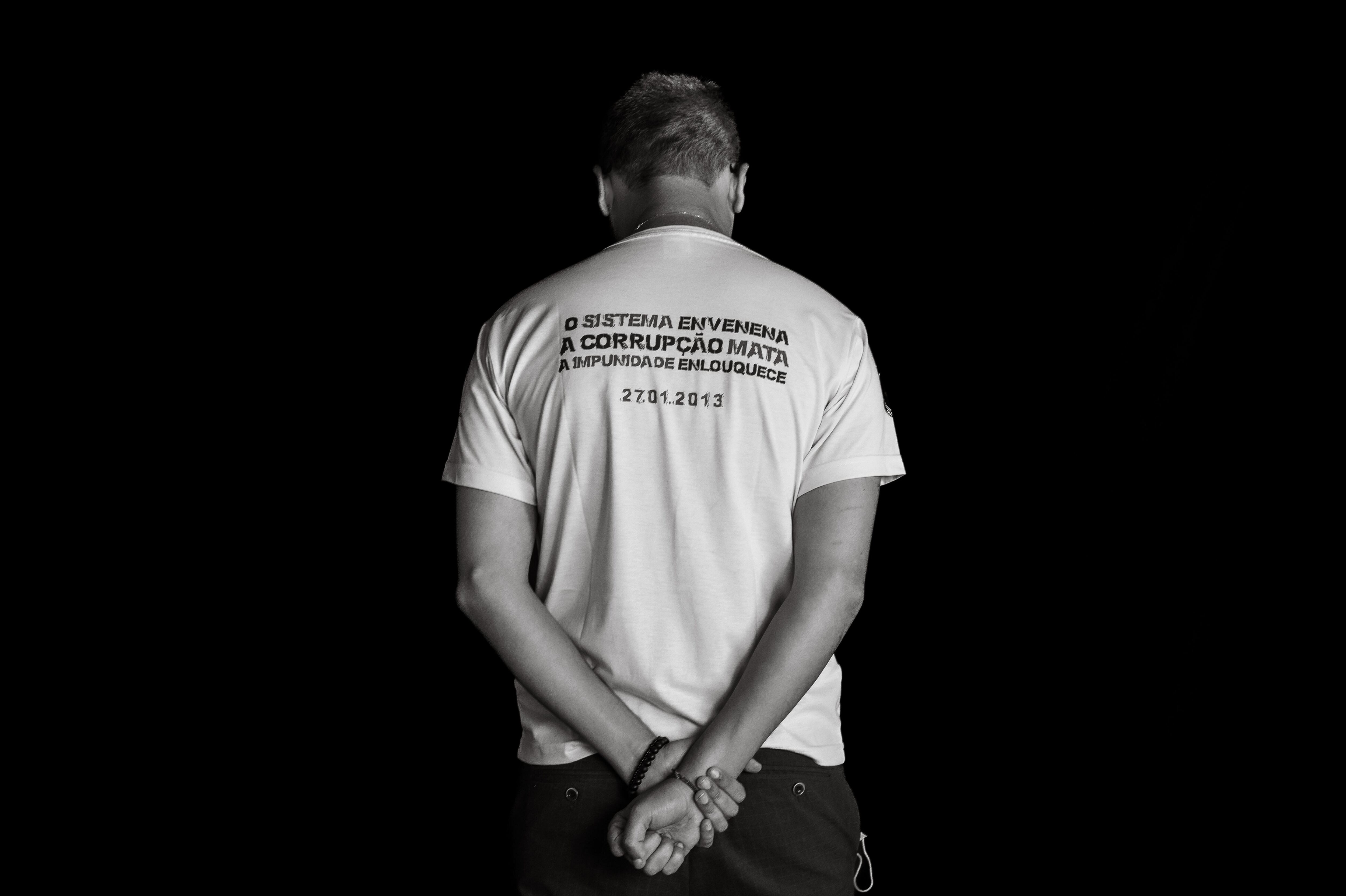 Gabriel Rovadoschi Barros mostra a camiseta feita para lembrar a tragédia, em 2020