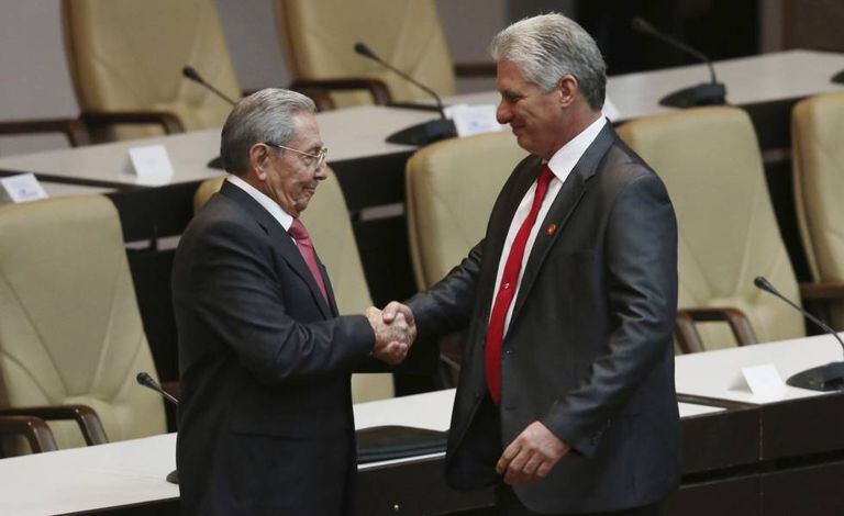 Miguel Diaz-Canel cumprimenta Raúl Castro.