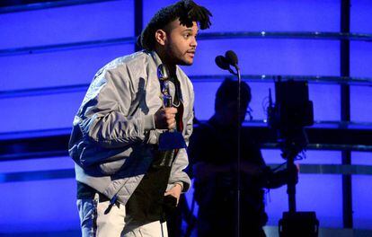 The Weeknd, ao receber um dos prêmios da noite.