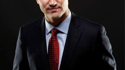 <strong>Quem é.</strong> Justin Trudeau, 44 anos, é o primeiro-ministro do Canadá. É o filho mais velho de Pierre Trudeau, que também ocupou o cargo de primeiro-ministro canadense durante 10 anos.
<strong>Por que gostamos do seu estilo.</strong> O primeiro-ministro canadense passaria despercebido em qualquer lugar com um mínimo de consciência de moda, mas infelizmente a política internacional não é esse lugar. Usar meias estampadas, ter uma tatuagem tribal e se casar vestido com smoking cáqui não são gestos revolucionários – de fato, são bem inócuos –, mas o pobre Trudeau joga em campo adversário, em terra hostil e em circunstâncias meteorológicas adversas. E o faz com muita arte.