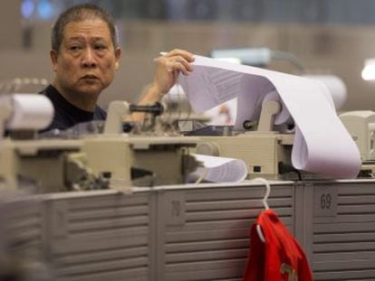 Um agente da bolsa trabalha em uma corretora em Hong Kong (China).