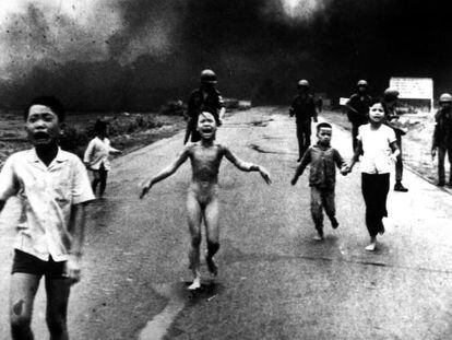 Crianças fogem de um ataque de napalm no Vietnã em 1972.