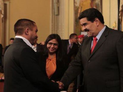 O presidente Nicolás Maduro (à direita) cumprimenta Luis Salas, novo ministro da Economia Produtiva.