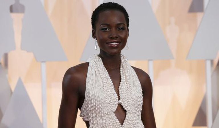 A atriz Lupita Nyong'ou, vestida de Calvin Klein no Oscar.