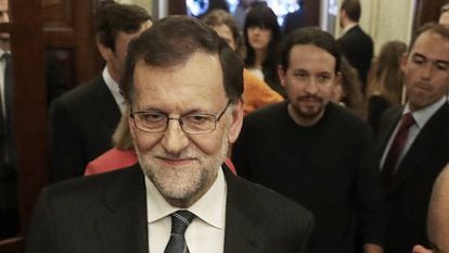 Mariano Rajoy num corredor do Congresso, em 26 de outubro. Atrás dele, Pablo Iglesias.