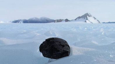 Um meteorito encontrado na Antártida, em uma imagem de arquivo.