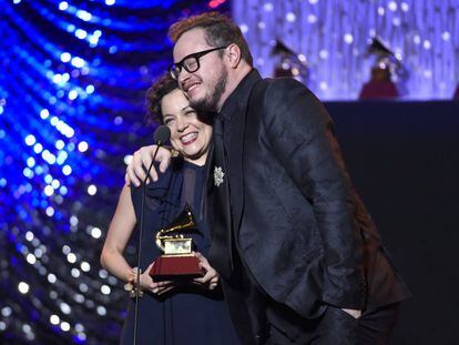 Os mexicanos Natalia Lafourcade e Leonel García, que triunfaram no Grammy Latino de 2015.