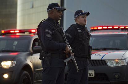 Policiais militares patrulham os arredores do Tribunal Superior Eleitoral no primeiro dia de julgamento da chapa Dilma-Temer