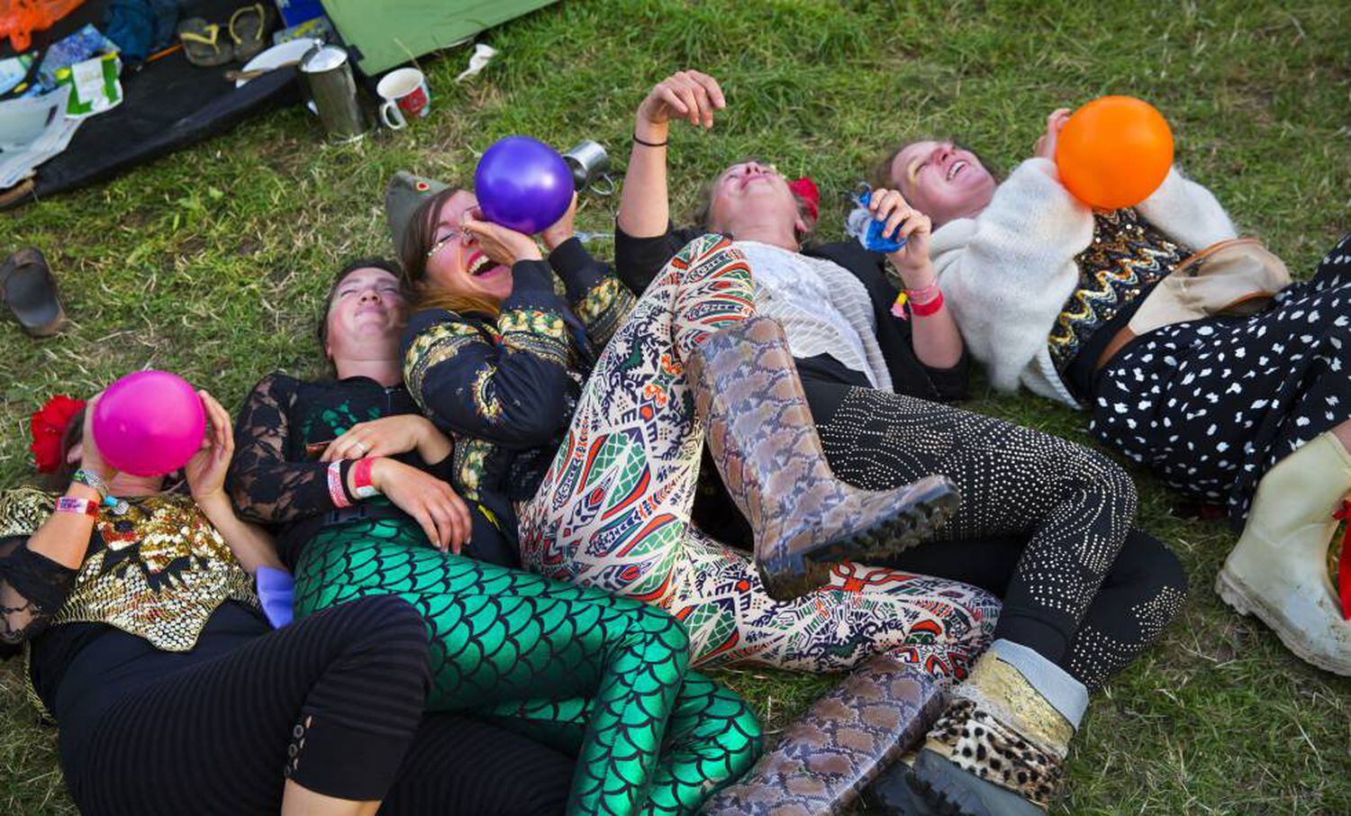 Um grupo de jovens inala óxido nitroso no festival de Glastonbury, em 2015.