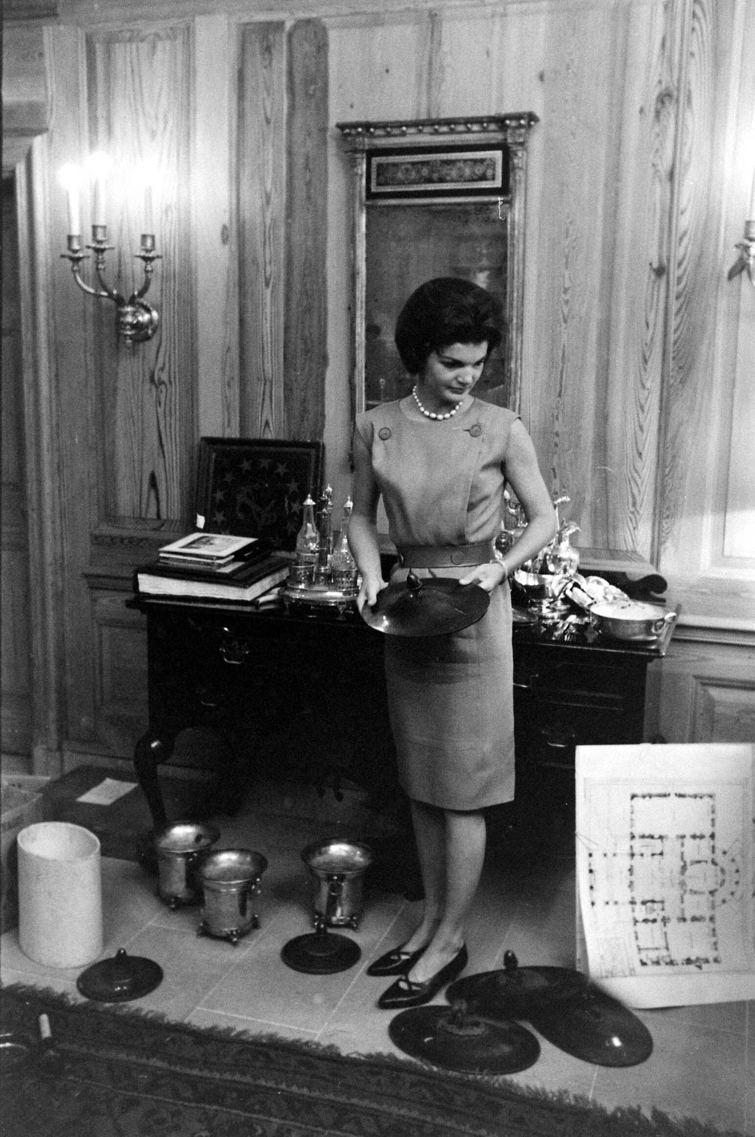 Jacqueline Kennedy seleciona peças que recuperou para a coleção da Casa Branca, na época em que reformou os cômodos da residência presidencial.
