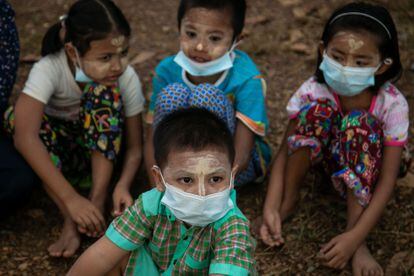 Quatro crianças assistem a um funeral em Rangum, maior cidade de Mianmar.