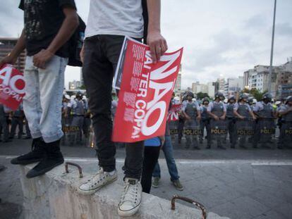 Manifestante segura cartaz contra a Copa neste m&ecirc;s em S&atilde;o Paulo. 