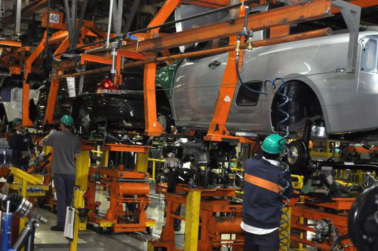 Trabalhadores na fábrica da GM no Brasil.