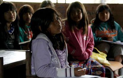 Um grupo de crianças indígenas em uma escola em Qemkuket, Paraguai.