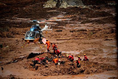 Bombeiros trabalham no resgate de corpos após rompimento de barragem da Vale em Brumadinho.