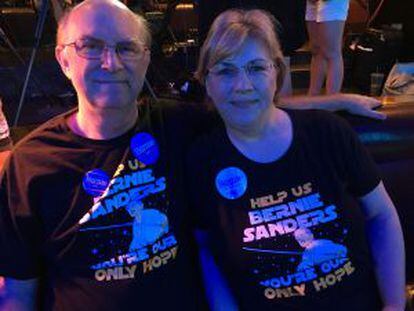 Ernie Sheesley e Tricia Evert, com camisetas de Sanders caracterizado como Obi Wan, no comício de Hollywood.