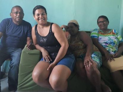 Os irmãos Edson, Tereza Cristina e Edilene Barbosa Silva, e a nora Evany Maria Evaristo (ao centro) dizem que o WhatsApp mais confunde do que ajuda na hora de escolher um candidato.