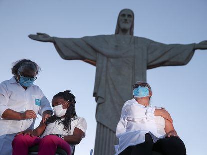 Teresinha Conceição recebe a vacina contra o coronavírus na estátua do Cristo Redentor, no Rio de Janeiro, em 18 de janeiro de 2021.