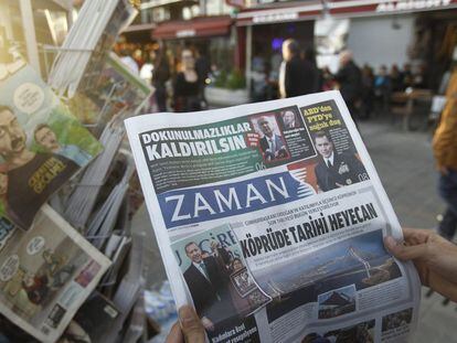 Homem lê o periódico 'Zaman' dois dias após sua direção ser substituída.