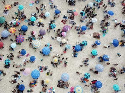Banhistas na praia de Ipanema, no Rio de Janeiro.