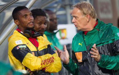 Eto'o e o técnico da seleção do Camarões, Volker Finke.