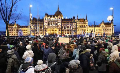 Manifestantes na praça Kossuth, em Budapeste, protestam neste sábado contra a ‘lei da escravidão’ do Governo de Orbán.
