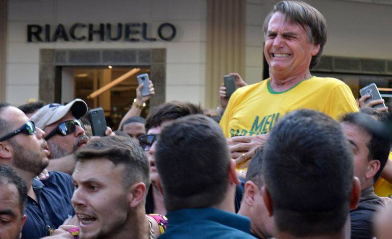 Bolsonaro é atingido por faca durante ato de campanha.