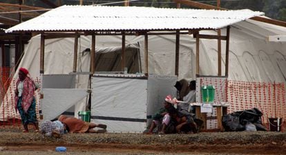 Doentes com o ebola em um hospital do Médicos sem Fronteiras na Libéria.