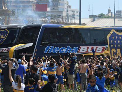 Ônibus do Boca Juniors foi atacado por torcedores do River no Monumental.