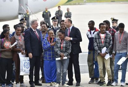 O ministro do Interior italiano (centro) e o ministro das Relações Exteriores luxemburguês com o grupo de refugiados eritreus, na sexta-feira em Roma.