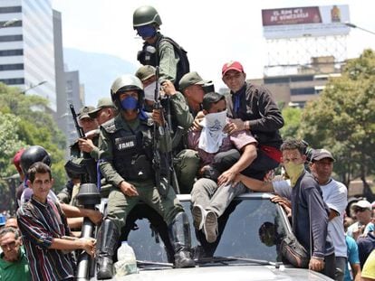 Soldados, com seguidores de Juan Guaidó nesta terça-feira