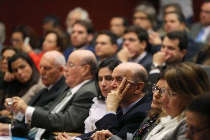 José Serra (ao centro) assiste a um seminário durante evento jurídico em Lisboa que reúne, em sua maioria, líderes opositores do Governo petista.